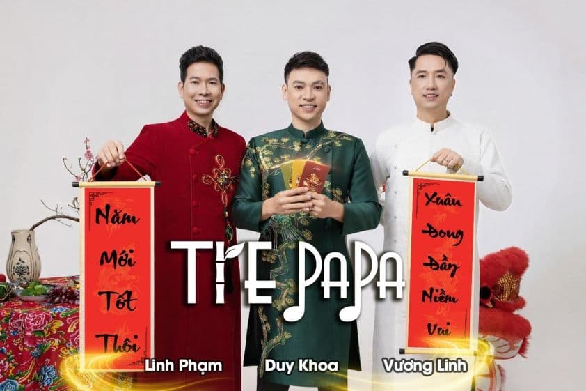 Nhóm nhạc Tre Papa trong trang phục áo dài truyền thống, đứng trước phông nền Tết rực rỡ, gợi lên không khí sum vầy và kết nối gia đình trong mùa xuân.