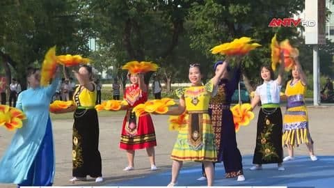 Nhóm phụ nữ biểu diễn văn nghệ, tượng trưng cho niềm vui và sự phát triển không ngừng trong hành trình nghệ thuật.