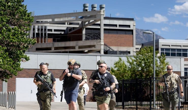 Nhóm sĩ quan cảnh sát vũ trang tuần tra khuôn viên Đại học Utah Valley sau vụ nổ súng.