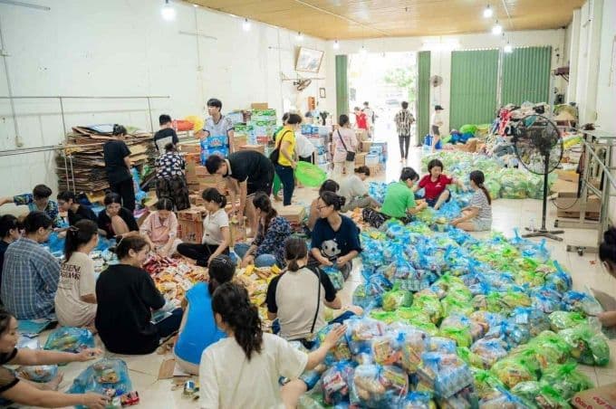 Nhóm thiện nguyện của chị Trần Thị Thái đang đóng gói hàng nghìn suất quà cứu trợ cho người dân vùng lũ Thái Nguyên.