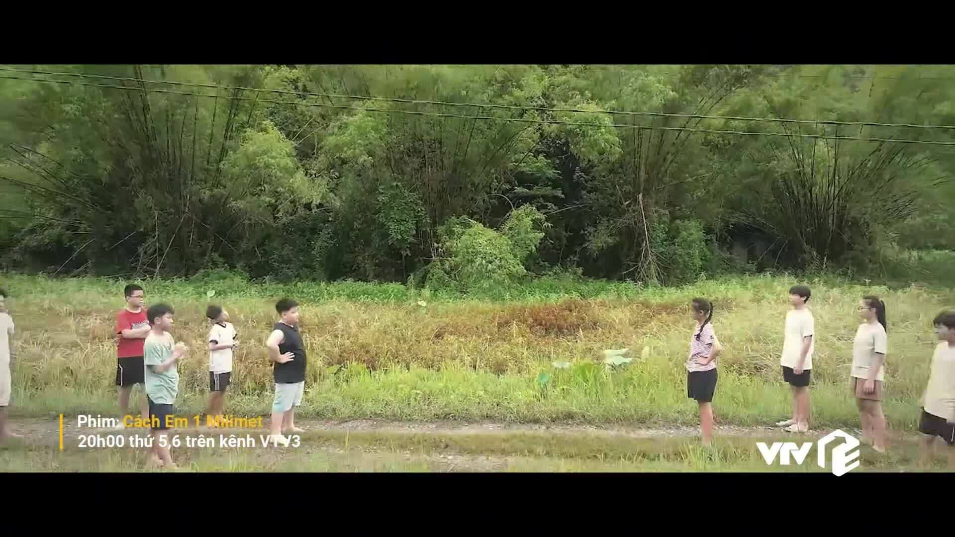 Nhóm trẻ em vui chơi giữa đồng quê, hình ảnh đặc trưng của phim 'Cách em 1 milimet' trên VTV3.