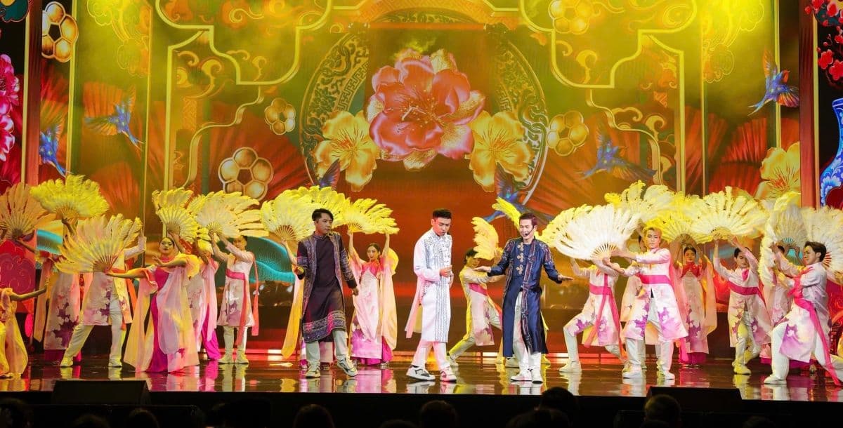 Nhóm Tre Papa biểu diễn sôi động trên sân khấu với phông nền rực rỡ, tượng trưng cho năng lượng và tinh thần lạc quan mà nhạc xuân mang lại cho năm mới.