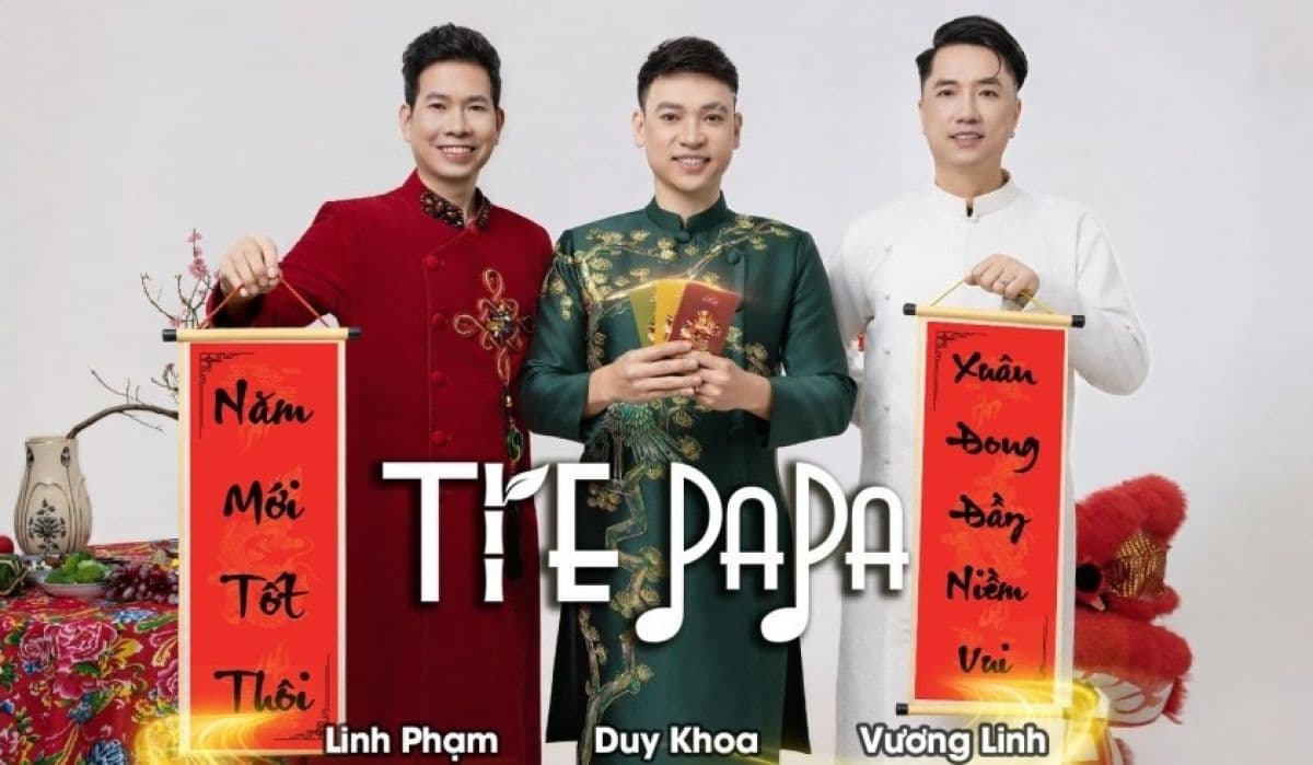 Nhóm Tre Papa mặc áo dài truyền thống, cầm cuộn thư pháp ghi tên hai ca khúc 'Năm mới tốt thôi' và 'Xuân đong đầy niềm vui'.