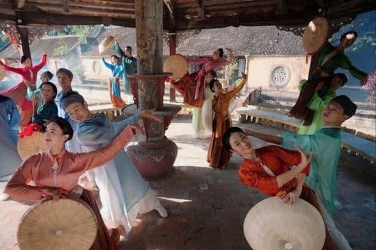 Nhóm vũ công mặc trang phục truyền thống biểu diễn, thể hiện tinh thần cộng đồng và khát vọng chung của dân tộc trong mùa xuân.