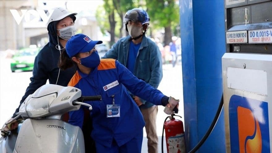 Nhân viên cây xăng phục vụ khách hàng, tượng trưng cho niềm tin người tiêu dùng và dư địa cho doanh nghiệp từ giá xăng dầu ổn định