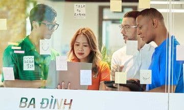 Nhân viên FPT hợp tác trong môi trường làm việc năng động, thể hiện sự phát triển và văn hóa 'một đội' của tập đoàn