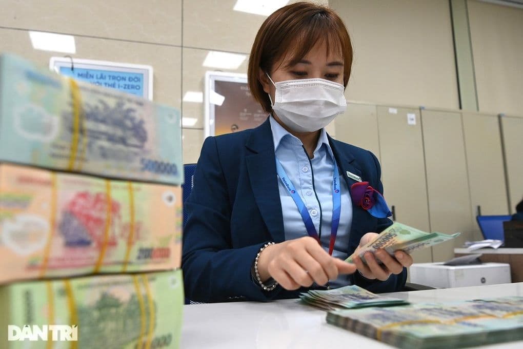 Nhân viên ngân hàng đang đếm tiền Việt Nam, tượng trưng cho việc tính toán lương hưu.