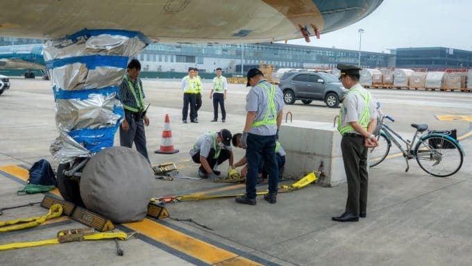 Nhân viên sân bay Nội Bài neo giữ máy bay để phòng chống bão Wipha.