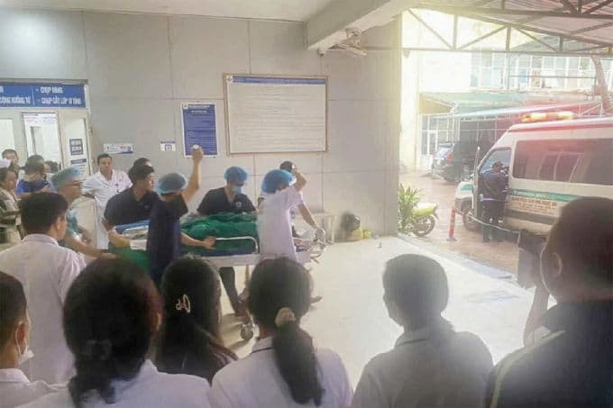 Nhân viên y tế cấp cứu nạn nhân bị thương sau vụ tấn công tại Bệnh viện Sản Nhi Nghệ An.
