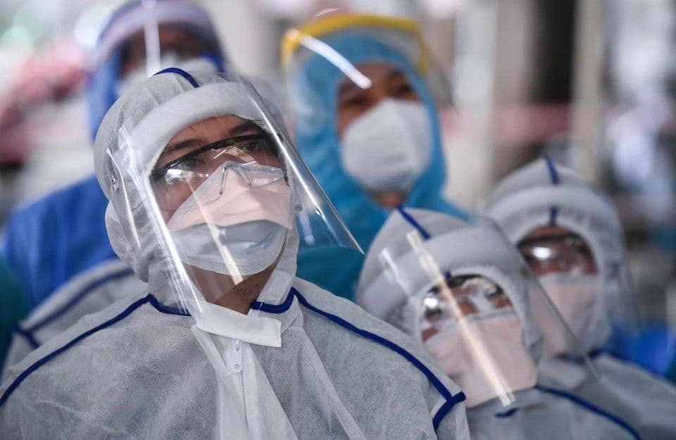 Nhân viên y tế trong bộ đồ bảo hộ phòng dịch COVID-19, biểu tượng cho sự cảnh giác và ứng phó với biến thể virus