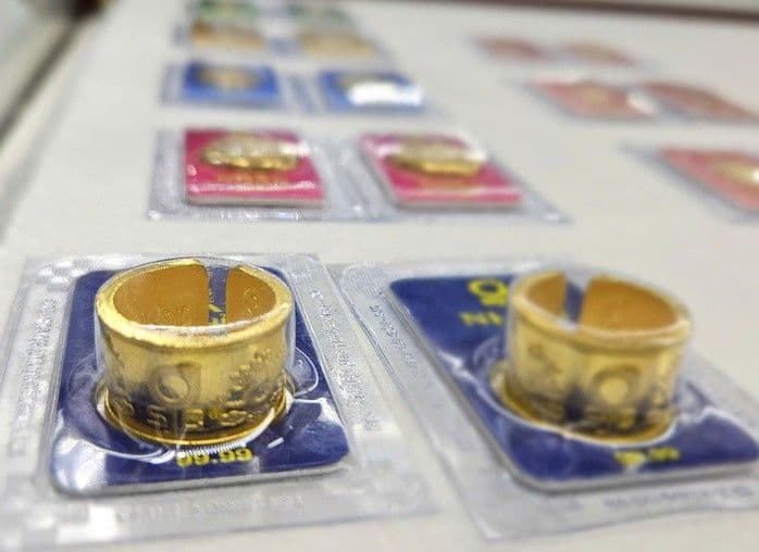 Nhẫn vàng SJC trong bao bì, thể hiện thị trường vàng trong nước với biến động giá và chênh lệch lớn.