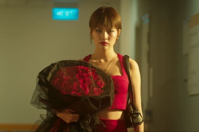 Nhân vật Nhật Hạ (Pháo) trong phim 'Thỏ ơi' với bó hoa, đại diện cho tác phẩm điện ảnh cần được bảo vệ trong kỷ nguyên số