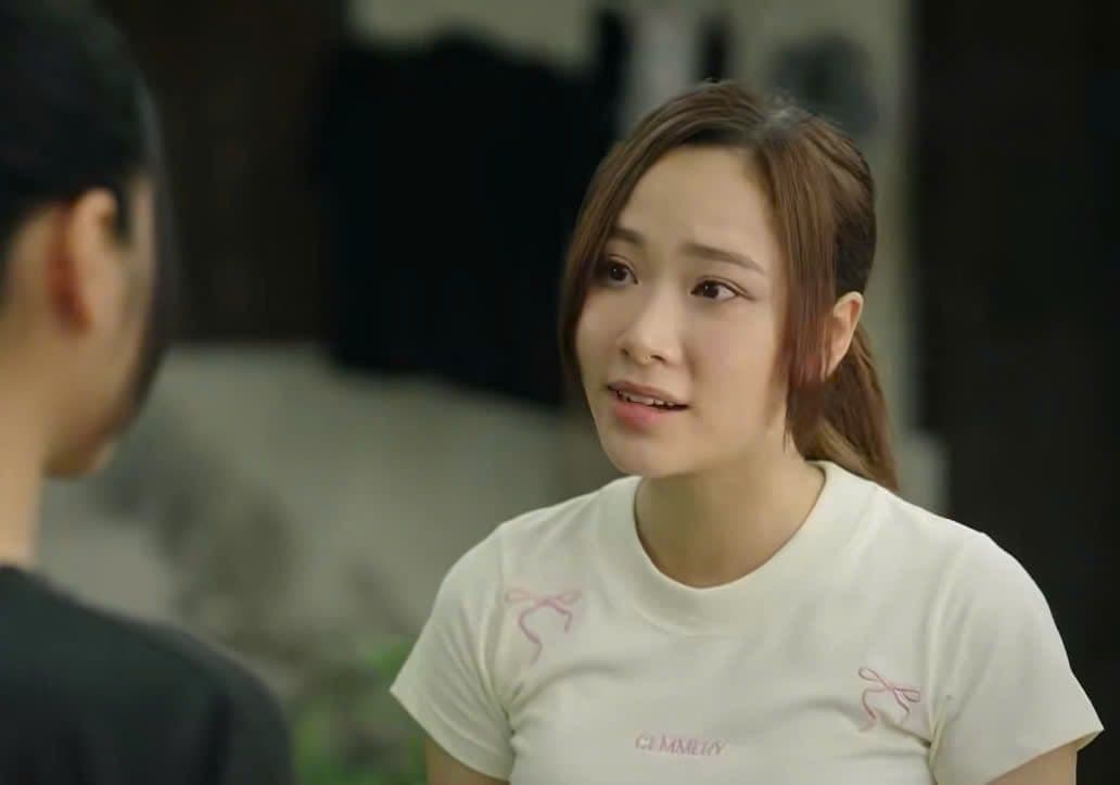 Nhân vật Thảo trong phim Dịu Dàng Màu Nắng với biểu cảm căng thẳng, thể hiện sự biến đổi tâm lý gây tranh cãi.