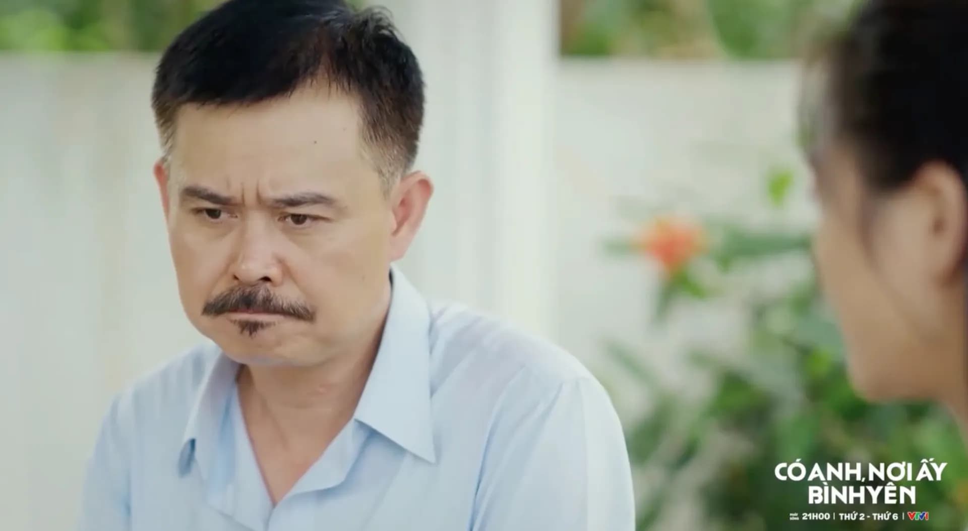 Nhân vật trong phim VTV1 'Có Anh, Nơi Ấy Bình Yên' thể hiện sự lo lắng về tác động của sáp nhập.