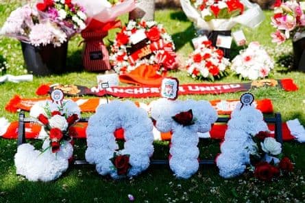 Những bó hoa và lời tri ân được đặt tại Anfield để tưởng nhớ Diogo Jota.