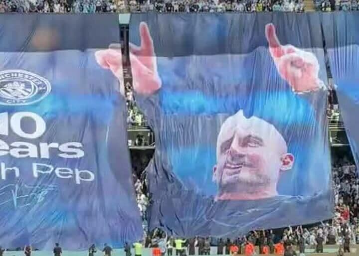 Những băng rôn lớn tri ân Pep Guardiola từ người hâm mộ Manchester, thể hiện mối gắn kết sâu sắc của ông với thành phố.