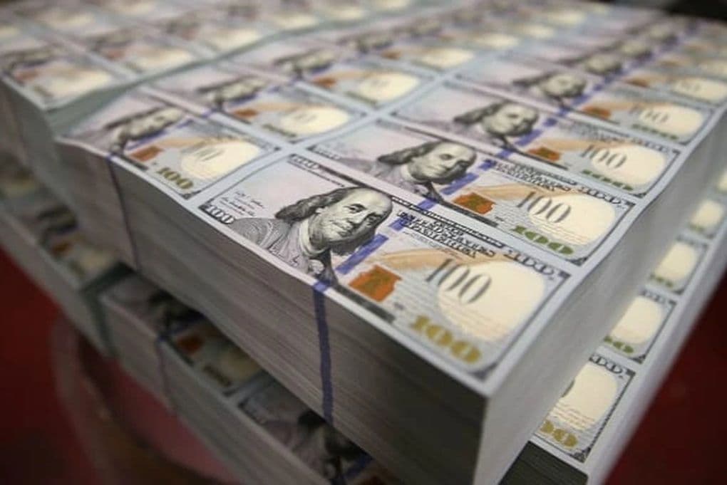 Những cọc tiền đô la Mỹ tượng trưng cho biến động kinh tế