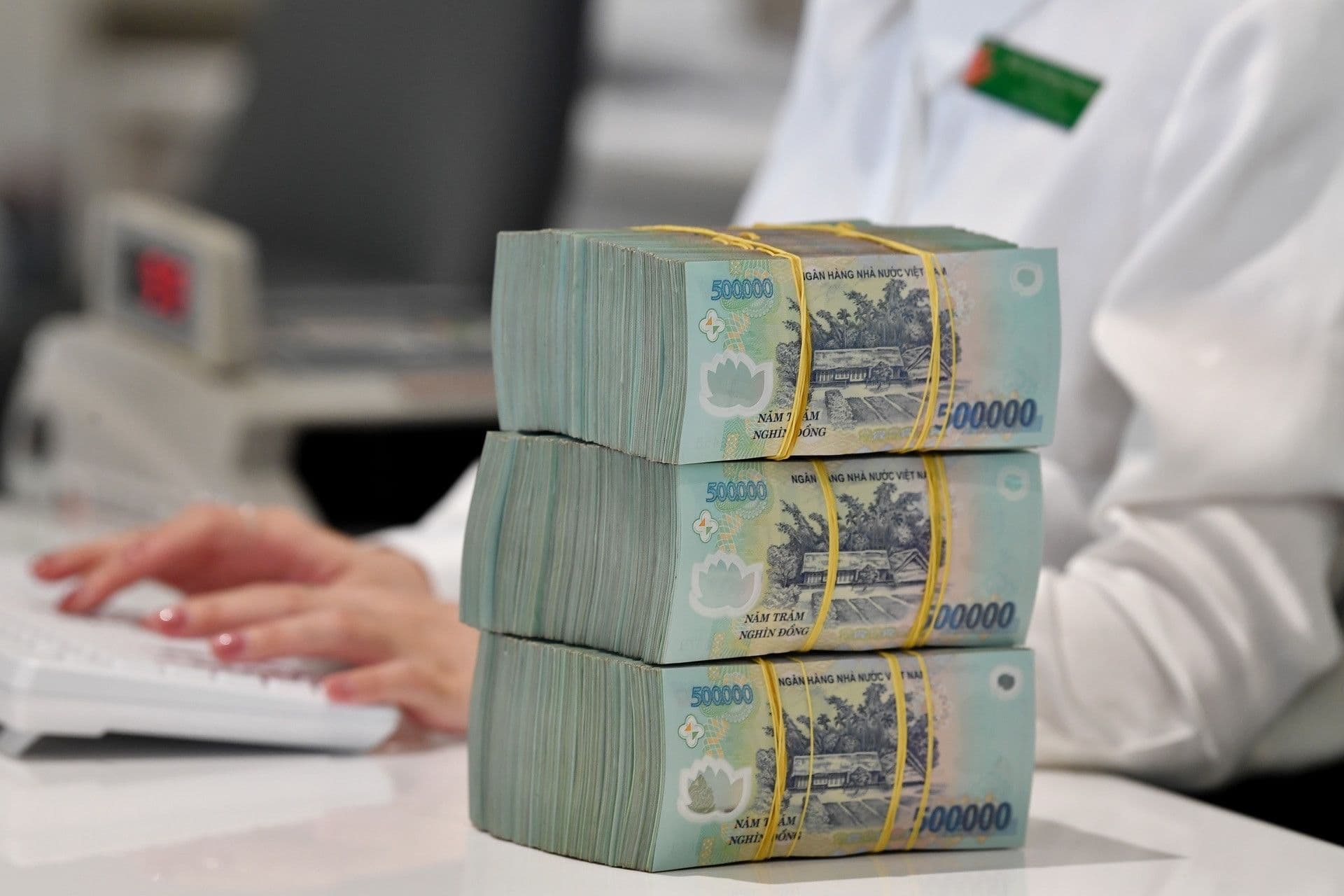 Những cọc tiền mệnh giá lớn tượng trưng cho tài lộc và sự quản lý tài chính hiệu quả.