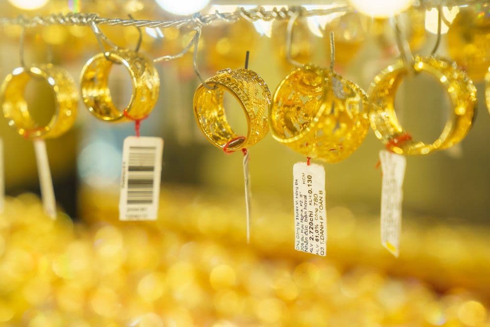 Những chiếc nhẫn vàng được trưng bày, thể hiện các sản phẩm vàng mà nhà đầu tư cân nhắc mua giữa biến động thị trường.