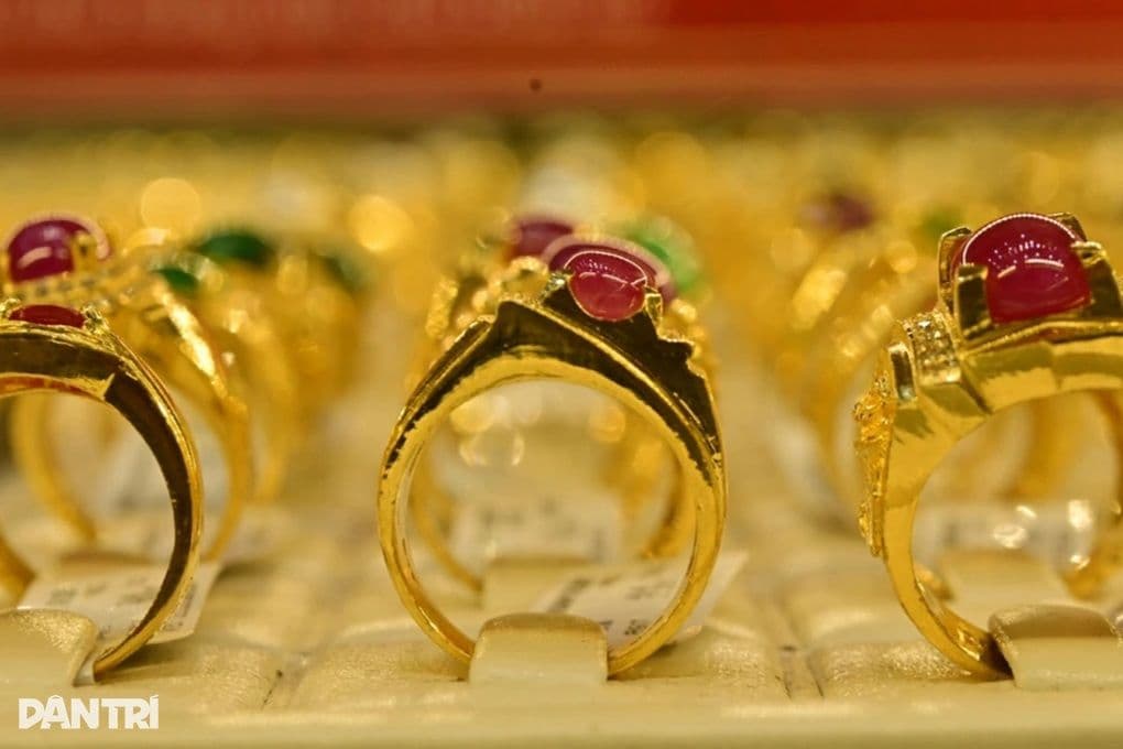 Những chiếc nhẫn vàng được trưng bày, thể hiện sự ưa chuộng vàng nhẫn tại thị trường Việt Nam.