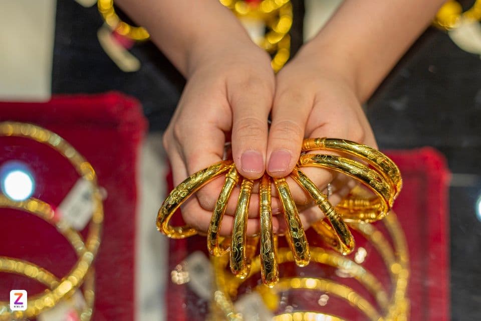 Những chiếc nhẫn vàng trơn, đại diện cho các loại vàng mà người dân đang nắm giữ trong bối cảnh thị trường nhiều rủi ro.