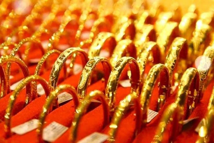 Những chiếc vòng vàng tượng trưng cho kim loại quý, kênh đầu tư an toàn trong dài hạn.