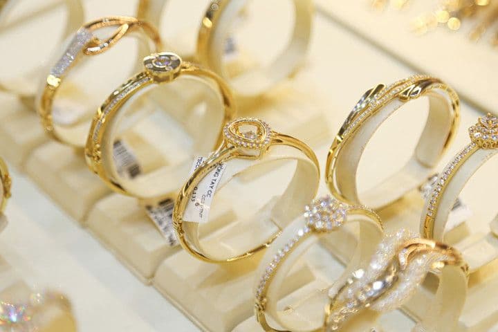 Những chiếc vòng vàng trang sức lấp lánh, tượng trưng cho nhu cầu mua vàng của nhà đầu tư và tâm lý FOMO.
