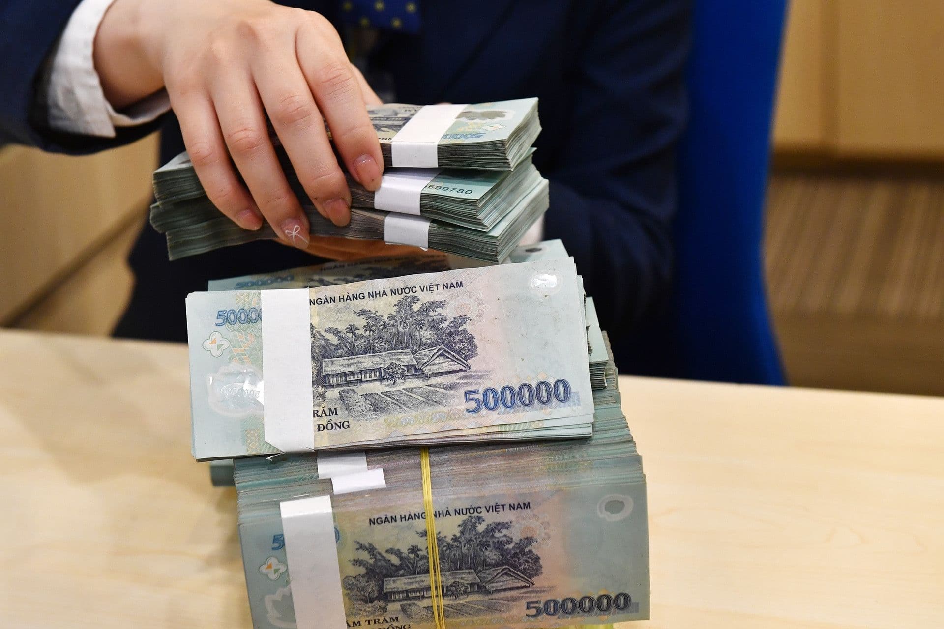 Những chồng tiền giấy 500 nghìn đồng tượng trưng cho nguồn ngân sách lớn dành cho cải cách tiền lương.