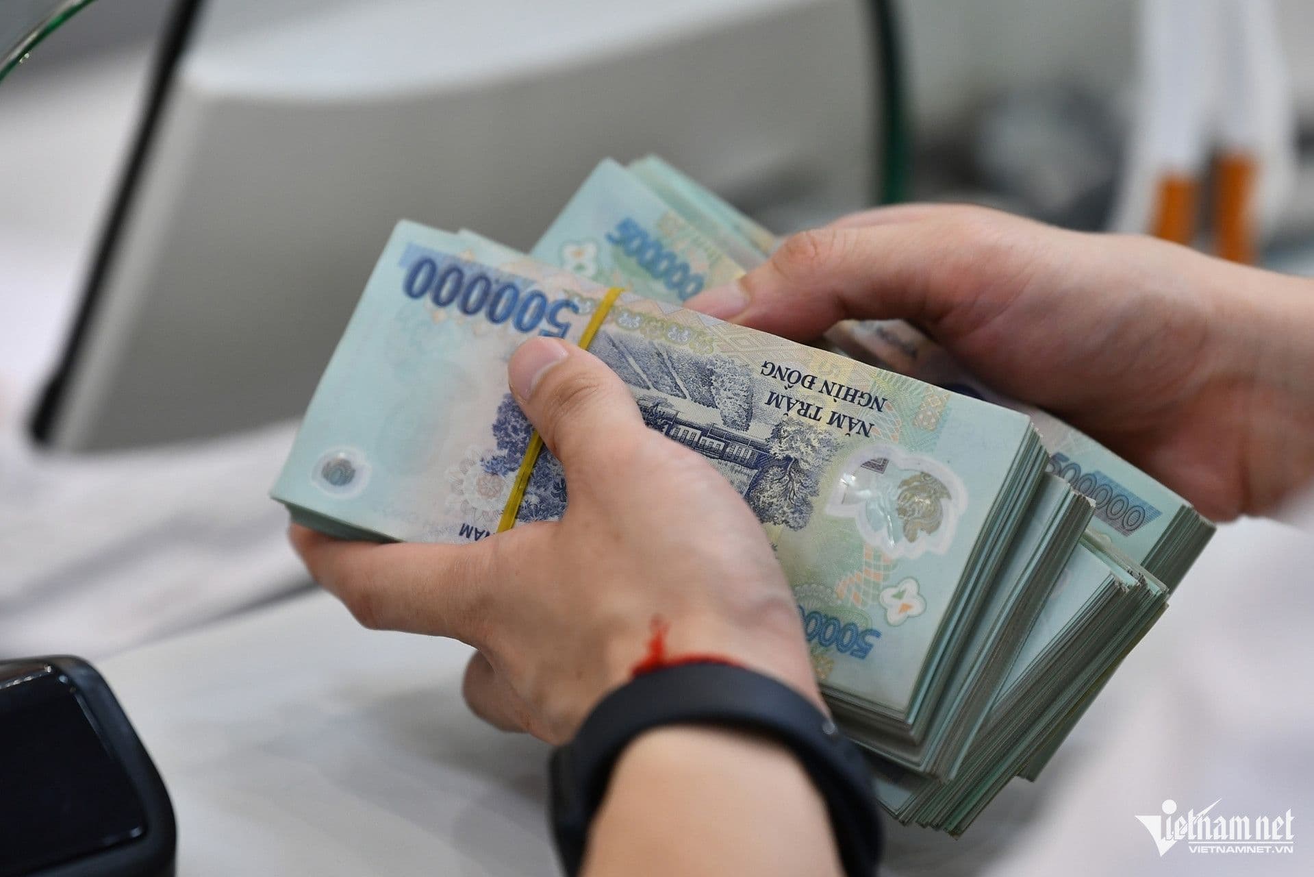 Những chồng tiền mặt, tượng trưng cho gánh nặng nợ thuế và các khoản phạt mà doanh nghiệp 'ngủ đông' phải đối mặt.