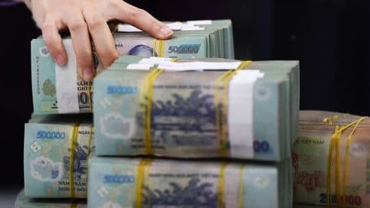 Những chồng tiền đồng Việt Nam tượng trưng cho trách nhiệm tài chính và tầm nhìn của người lãnh đạo ngân hàng.