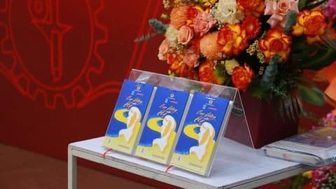 Những cuốn sách về sáng tác và hành trình nghệ thuật, tượng trưng cho sự tự vấn và phát triển của nghệ sĩ.