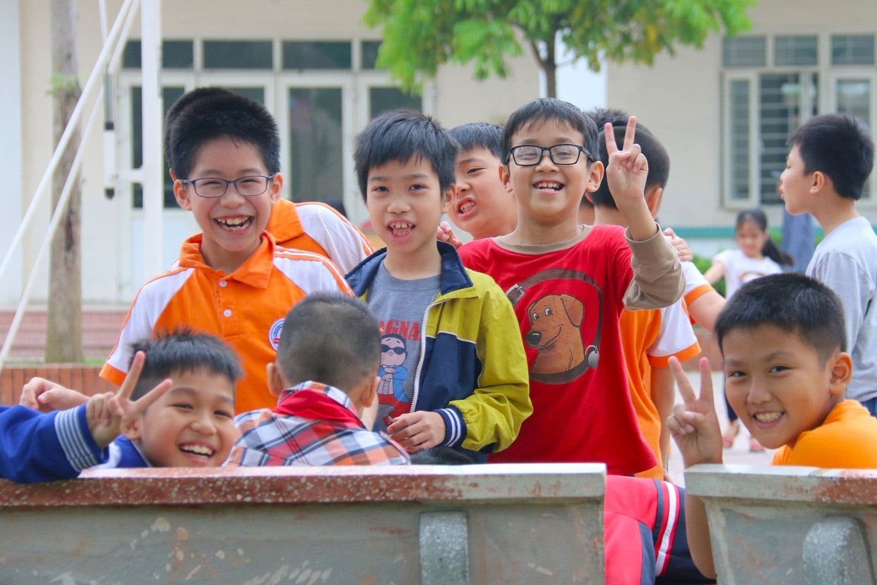 Những học sinh vui vẻ, tượng trưng cho thế hệ cần được người thầy mới dẫn dắt, truyền cảm hứng trong kỷ nguyên số.