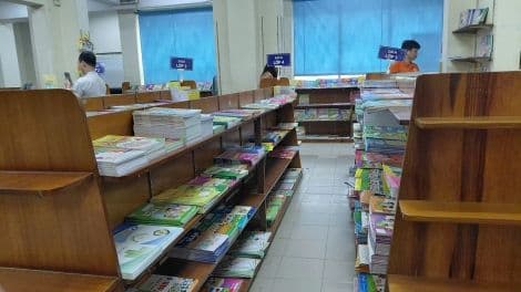 Những kệ sách đầy ắp, tượng trưng cho việc tìm hiểu và nghiên cứu các quy định về lương hưu và trợ cấp xã hội.