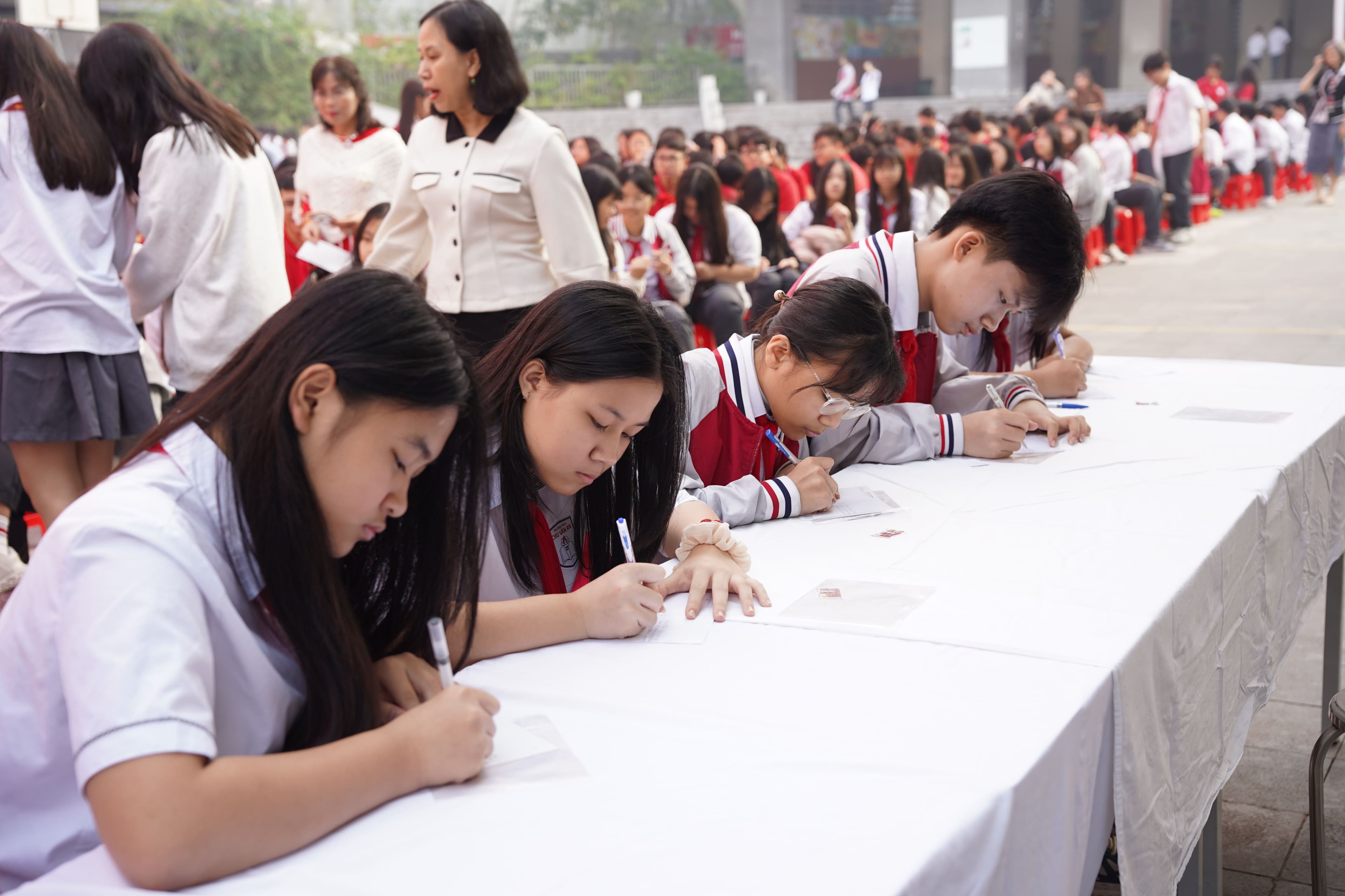 Những lá thư tay được đóng gói cẩn thận, tượng trưng cho sức mạnh của cảm xúc và sự kết nối chân thành trong kỷ nguyên số.