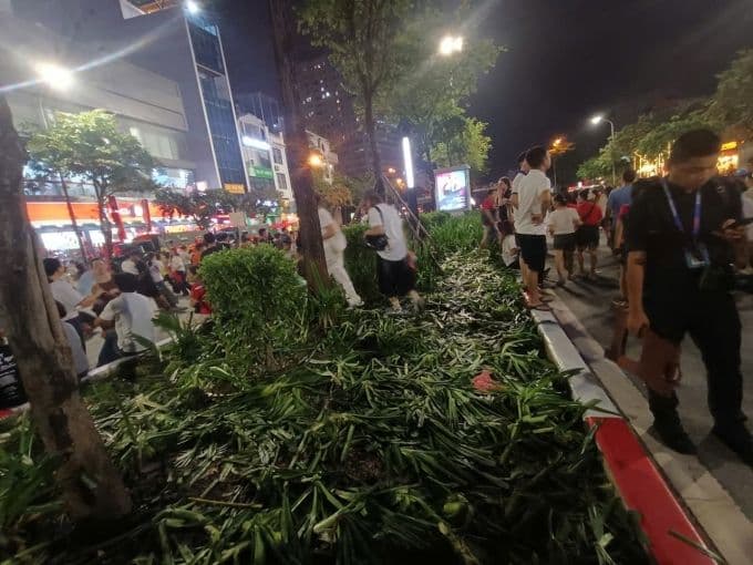 Những luống hoa cảnh quan bị giẫm nát sau buổi tổng duyệt diễu binh, minh chứng cho ý thức cộng đồng cần được nâng cao.