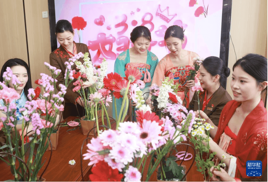 Những người phụ nữ Việt Nam đang cắm hoa trong một buổi lễ kỷ niệm Ngày Quốc tế Phụ nữ 8/3.