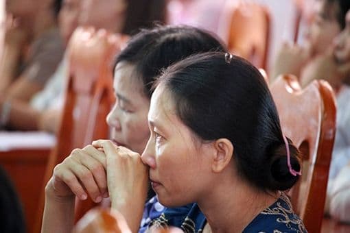 Những người tham dự phiên tòa xét xử vụ kiện lao động, thể hiện sự chờ đợi công lý.