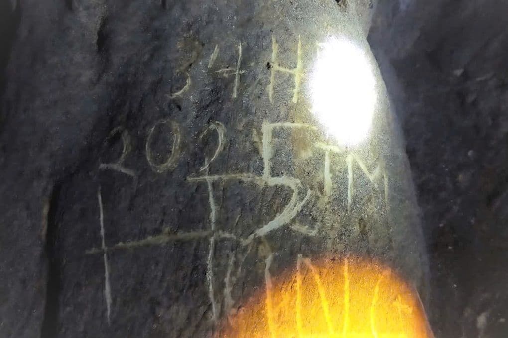 Những nét chữ được khắc trên vách đá sâu trong động Sơn Cung, được cho là bút tích của du khách Nguyễn Quốc Mạnh.