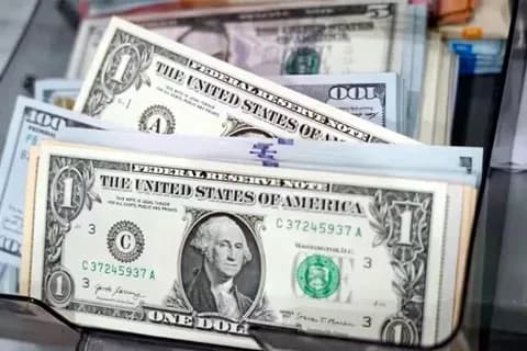 Những tờ tiền đô la Mỹ, thể hiện sự biến động của đồng USD ảnh hưởng đến giá cà phê toàn cầu.