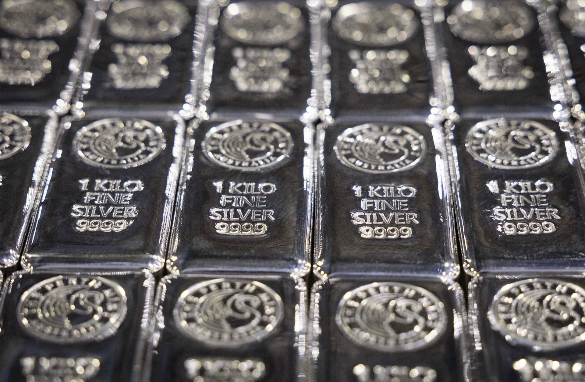 Những thỏi bạc 1 kilogram tinh khiết 9999, tượng trưng cho giá trị và nguồn cung kim loại trắng toàn cầu.