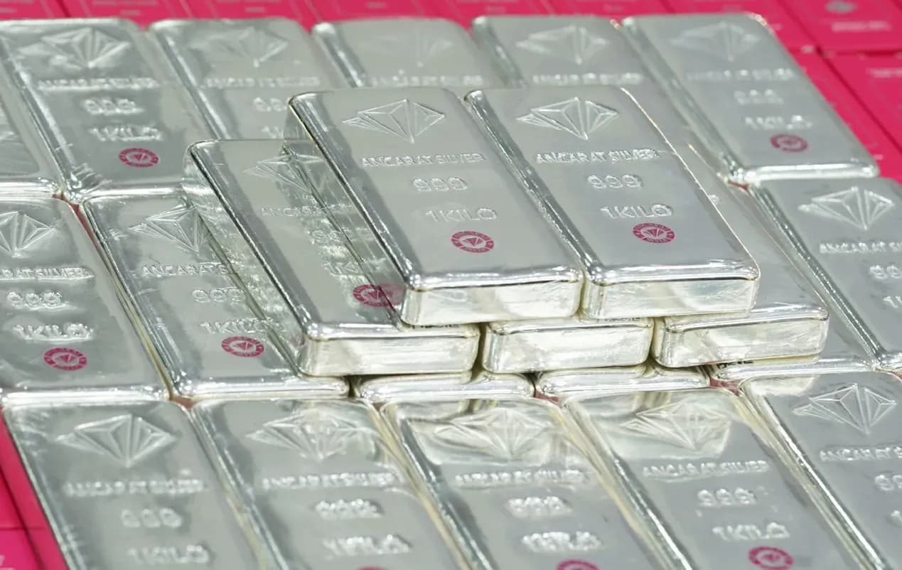 Những thỏi bạc 999 tinh khiết xếp chồng lên nhau, tượng trưng cho giá trị kim loại quý và sự tăng trưởng của thị trường bạc.