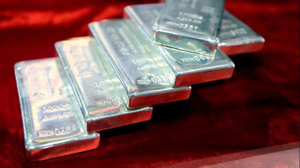 Những thỏi bạc sáng bóng, biểu tượng của kim loại đa diện và sự biến động giá trên thị trường.