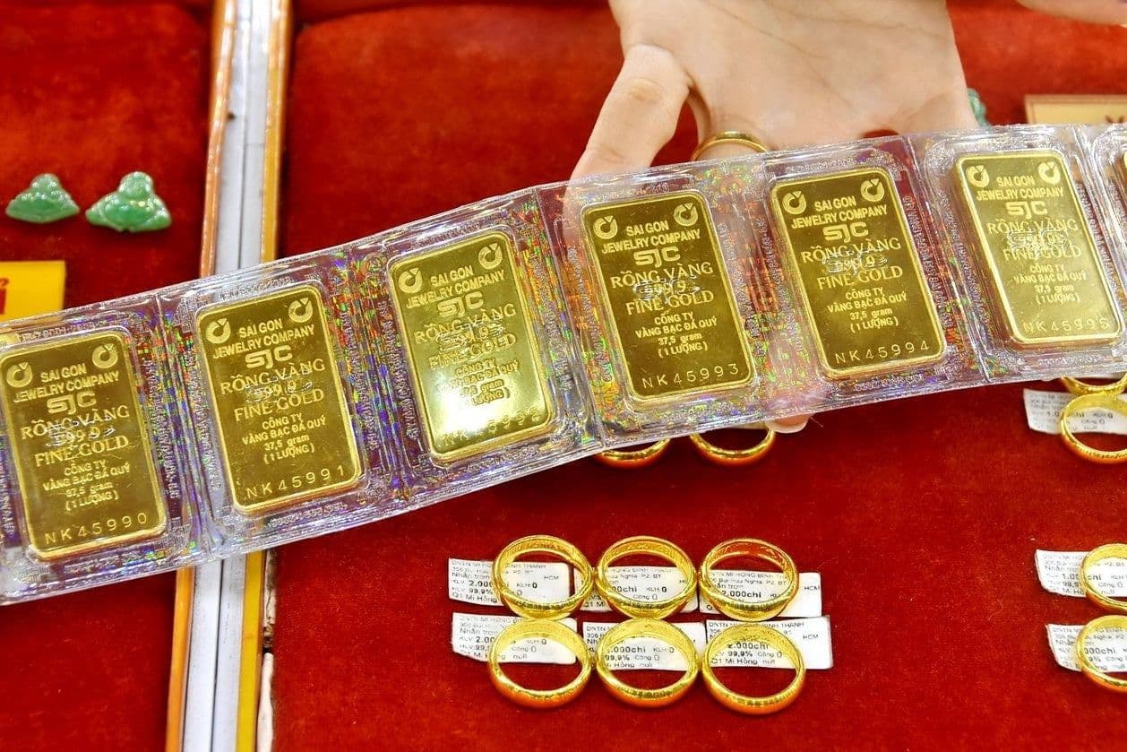 Những thỏi vàng SJC và nhẫn vàng, biểu tượng của giá trị và đầu tư.