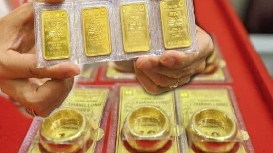 Những thỏi vàng và nhẫn vàng, biểu tượng cho giá trị tài chính và sự cẩn trọng trong đầu tư.