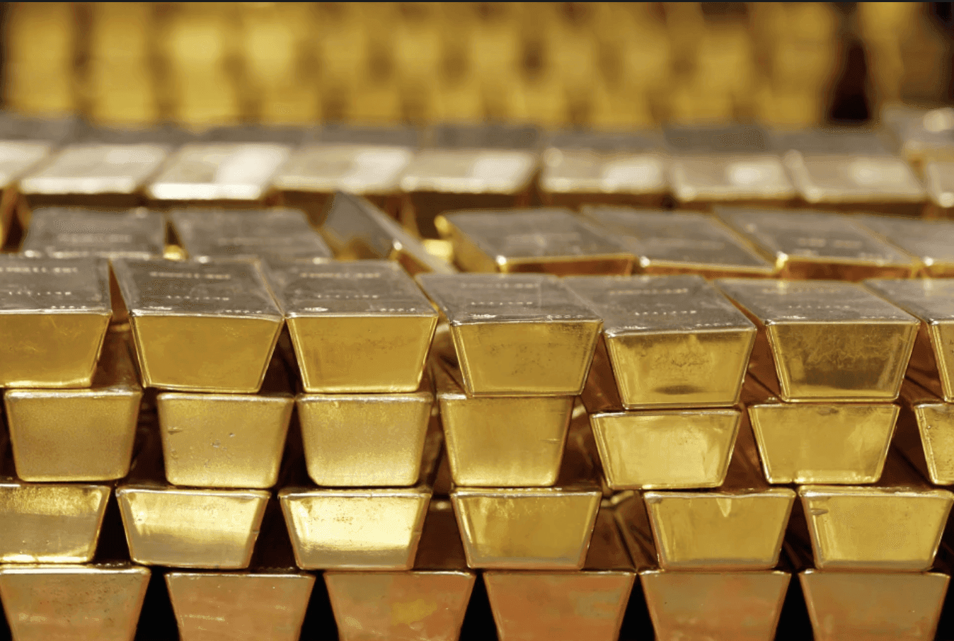 Những thỏi vàng xếp chồng lên nhau, tượng trưng cho thị trường kim loại quý đang biến động.