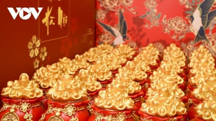 Những túi vàng nhỏ hoặc thỏi vàng được trưng bày, tượng trưng cho nguồn cung vàng khan hiếm và nhu cầu tích trữ