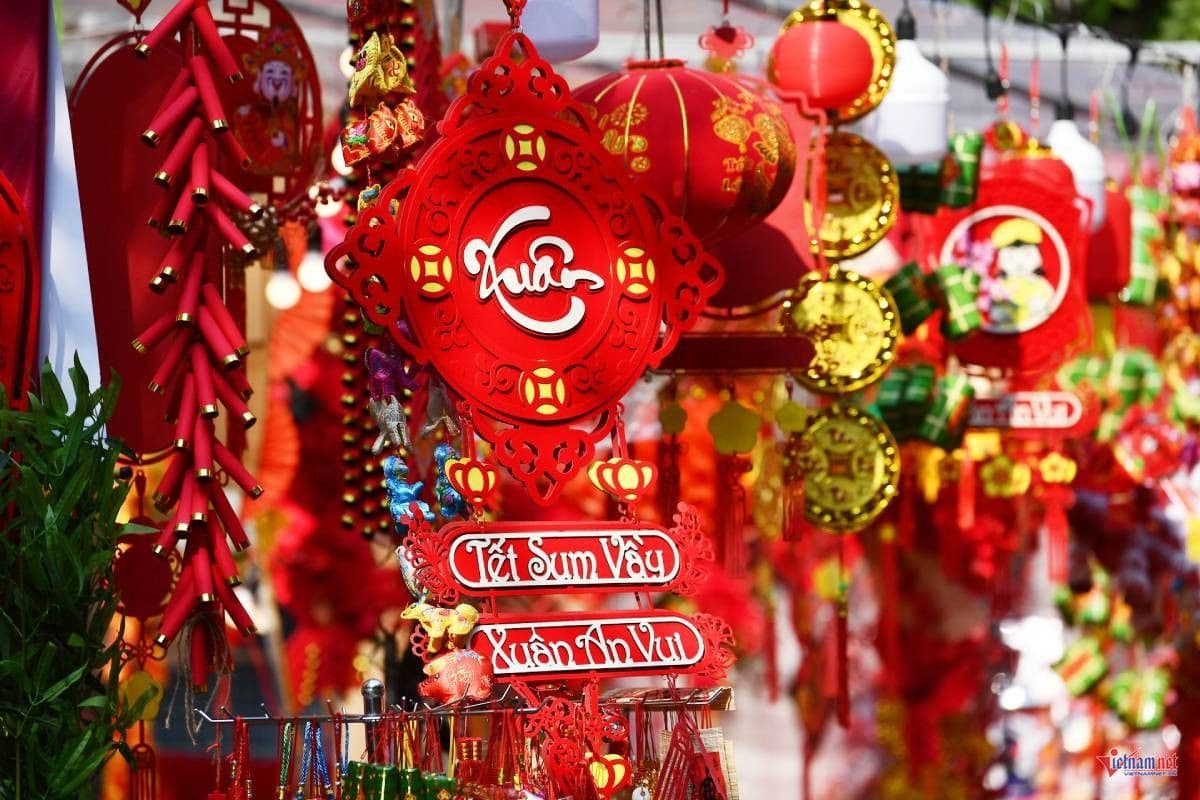 Những đồ trang trí Tết truyền thống, tượng trưng cho không khí lễ hội nhưng đôi khi lời chúc trở nên hình thức.