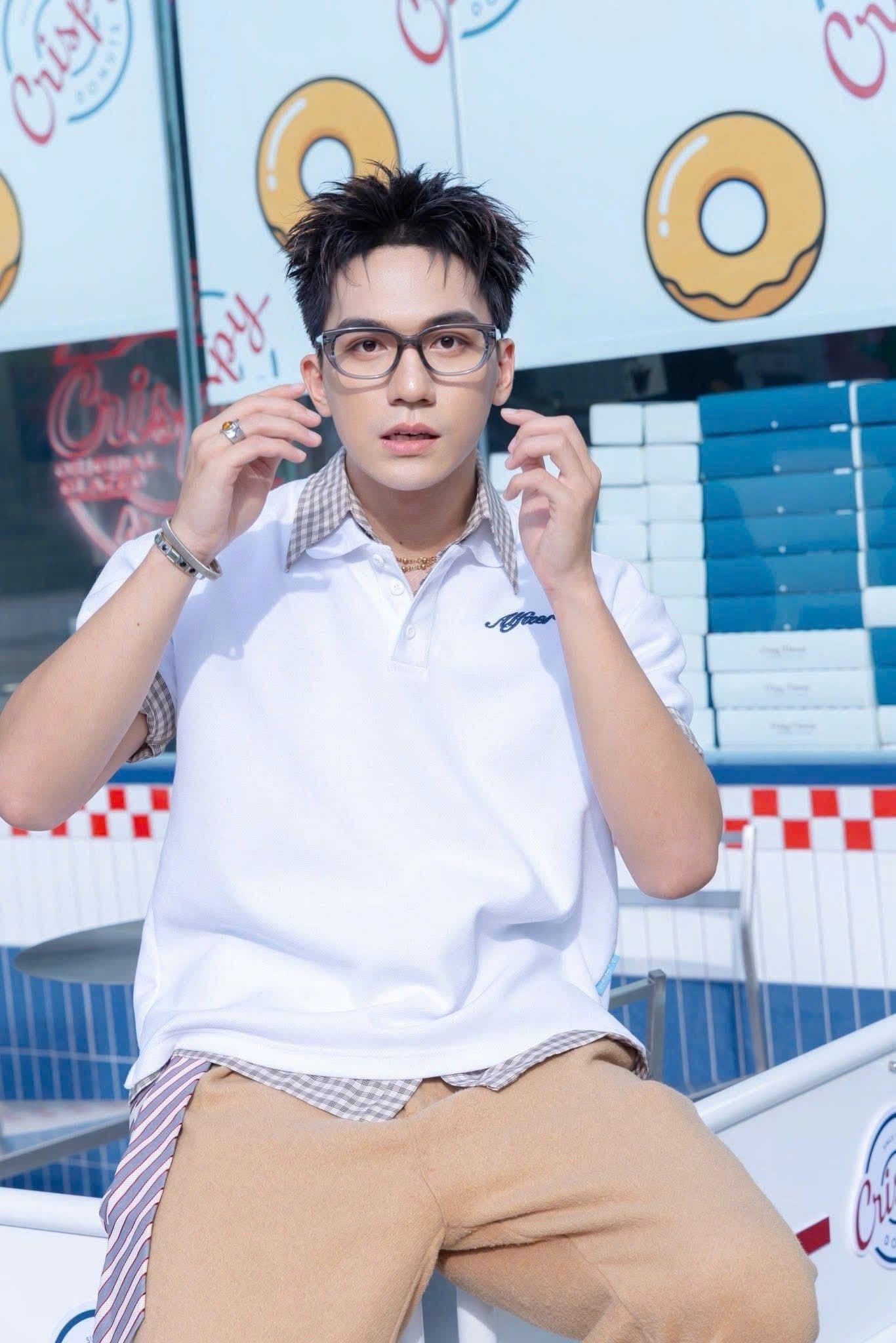 Đỗ Nhật Hoàng với vẻ mặt suy tư, thể hiện sự trưởng thành và trách nhiệm sau những sóng gió