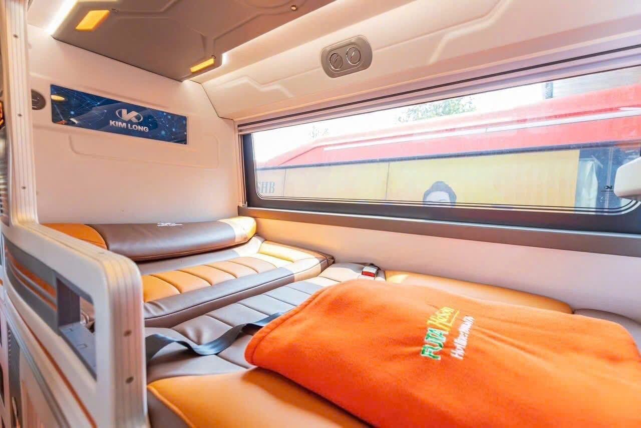 Nội thất cabin VIP tiện nghi của xe FUTA Hà Sơn, mang lại trải nghiệm như khách sạn di động.