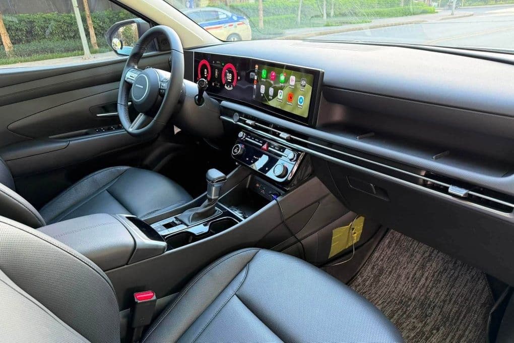 Nội thất hiện đại của Hyundai Tucson với màn hình lớn và các tiện ích, thể hiện giá trị phân khúc C-SUV.
